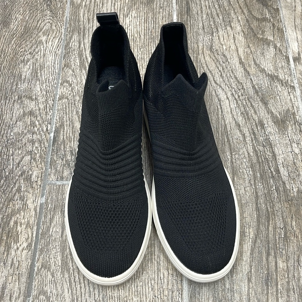 Cushionaire High-Top Black Slip On Sneakers Size 6